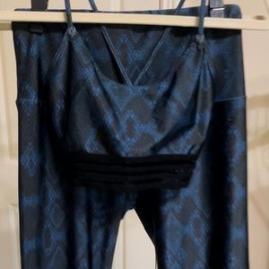 Onzie Set Blue Python Snake Skin Banded Bra and Leggings Size Medium/Large